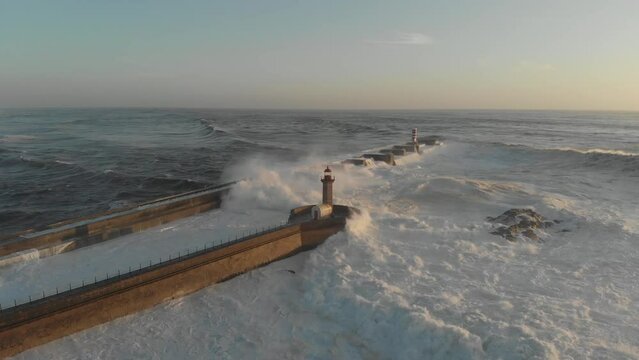 Farol no mar agitado