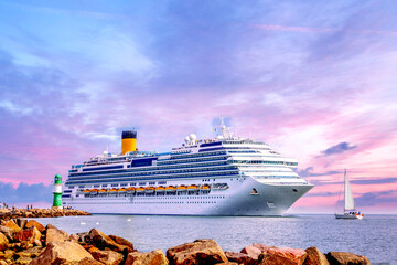 Kreuzfahrtschiff beim Einlauf Warnemünde, Ostsee, Deutschland 