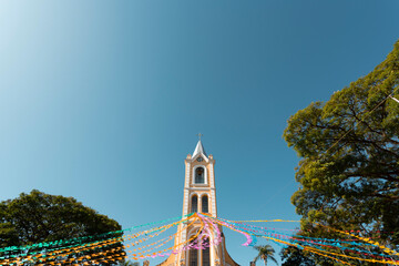 Joanópolis, São Paulo, Brasil: decoração da festa junina de São João, com bandeiras coloridas...