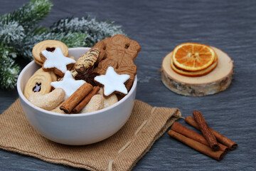 Eine Schüssel mit verschiedenen Weihnachtsplätzchen.