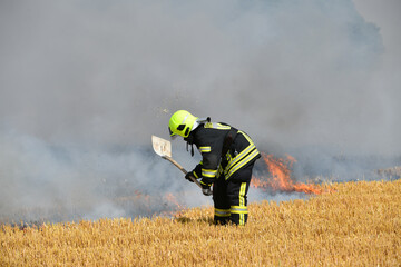 Feldbrand, brennendes Stoppelfeld