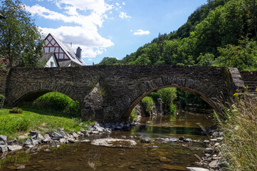 Fototapeta na wymiar Schöne alte Naturstein-Brücke in der Altstadt von Monreal