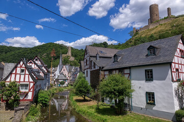 Fototapeta na wymiar Burgen und historische Fachwerkhäuser am Fluss in der Altstadt von Monreal