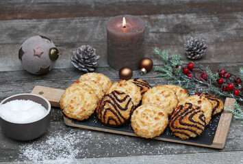 Kokosmakronen mit Weihnachtsdekoration.