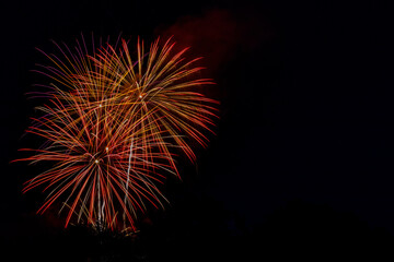 Obraz premium Colorful fireworks celebration in the night sky with free space for text 