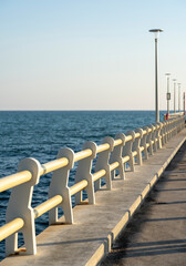 Naklejka premium il Pontile di Forte dei Marmi con il mare, in un pomeriggio d'estate