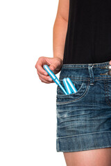 Detalle de una mujer joven sacando un tampón del bolsillo de sus pantalones cortos vaqueros,...
