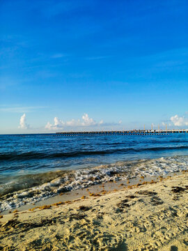 Playa por la ma&ntilde;ana con peque&ntilde;as nubes