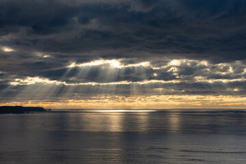 rayos De Dios en el mar a la puesta del sol