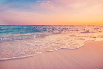 Nahaufnahme Meer Sandstrand. Panoramische Strandlandschaft. Inspirieren Sie den Horizont der tropischen Strandlandschaft. Orange und goldener Sonnenuntergang Himmel Ruhe ruhige entspannende Sonnenlicht Sommerstimmung. Urlaubsreisen Urlaubsbanner
