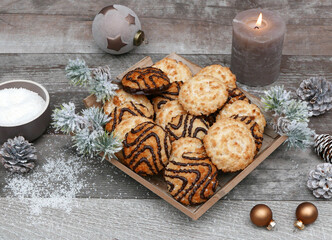 Kokosmakronen mit Weihnachtsdekoration.