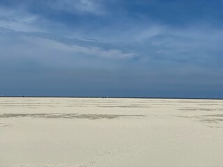 Die Borkum vorgelagerte Sandbank Hohes Riff ist sehr breit. So wandern die Urlauber über Kilometer von der Strandpromenade bis zur Wasserlinie.