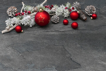Weihnachtshintergrund: Rote Weihnachtskugeln auf dunklem Hintergrund mit Platz für Text.