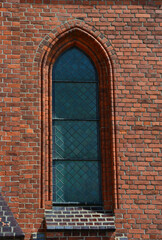 Fototapeta na wymiar Fenster einer Kirche in Backsteinbau