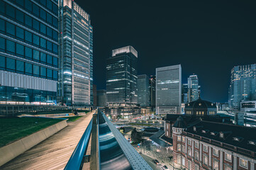 夜の東京駅を上から見る