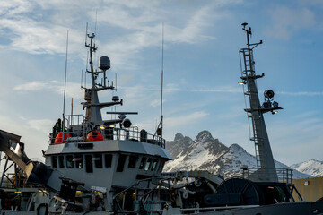 Naklejka premium Incredible and famous mountain scenery by the sea in springtime in Norway in the Lofoten Islands.