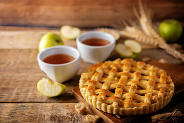 Apple pie with fresh apple slices