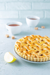 Apple pie with fresh apple slices