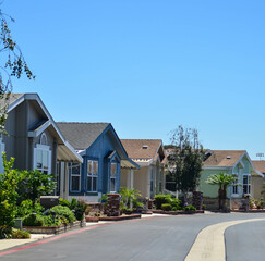 Fototapeta na wymiar Houses lined up on a quiet suburban street in a neighborhood