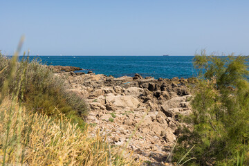 Fototapeta na wymiar Pétrolier à l'horizon depuis la Crique de l'Anau à Sète
