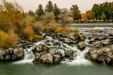 Obraz premium Waterfalls on the Snake River running through Idaho Falls, Idaho.