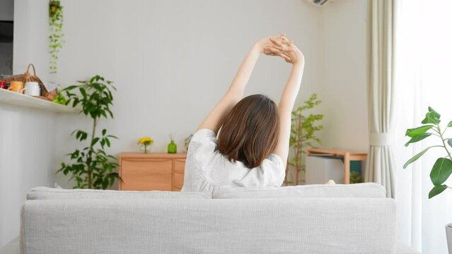 ストレッチをする若い女性