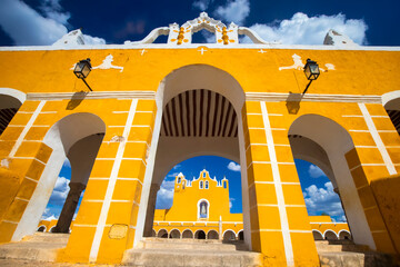 Izamal es una ciudad mexicana, cabecera del municipio del mismo nombre en el Estado de Yucatán - obrazy, fototapety, plakaty
