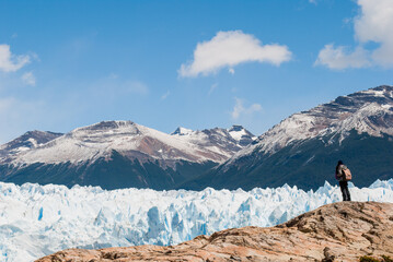 Mujer en Glaciar Perito Moreno, Argentina - obrazy, fototapety, plakaty