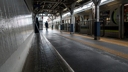 古いベンチのある駅