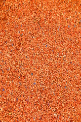 地面いっぱいに敷き詰められた赤い欠片の風景2