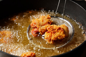 油で揚げている鳥の唐揚げ　Japanese fried chicken