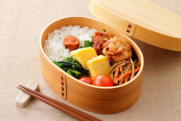曲げわっぱに盛り付けた和風のお弁当　Japanese lunch box