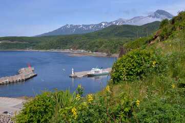 Fototapeta premium 初夏のウトロ港と知床連山（北海道・知床） 