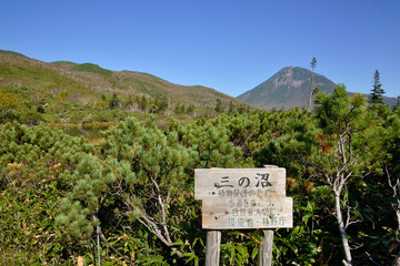 秋の羅臼湖三の沼の看板（北海道・知床）
