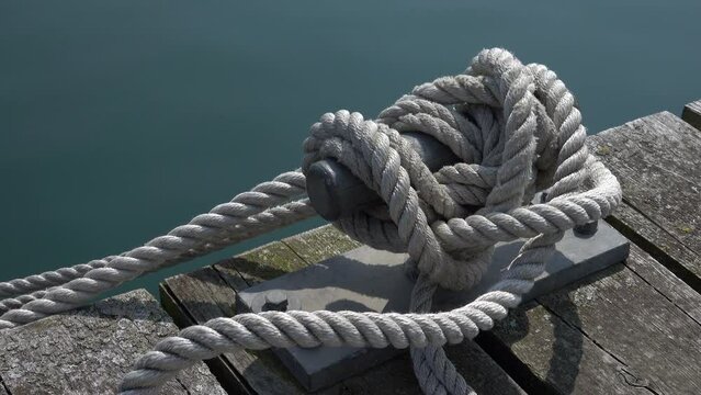Poler mit Schiffstau 