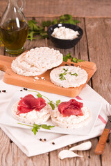 Rice cakes with milk flakes and cold beef.