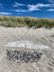Boot aus Muscheln am Strand