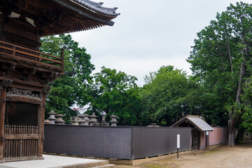 勝願寺の仁王門と田辺城主牧野家の廟所／日本埼玉県鴻巣市