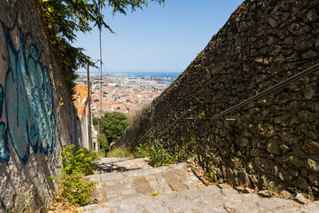 Fototapeta na wymiar Vue sur le ville de Sète et la Méditérannée depuis les escaliers du Mont Saint-Clair, chemin du Mas Rousson
