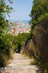 Fototapeta na wymiar Vue sur le ville de Sète et la Méditérannée depuis les escaliers du Mont Saint-Clair, chemin du Mas Rousson