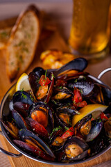 Sea mussels fried in butter with garlic and chili.