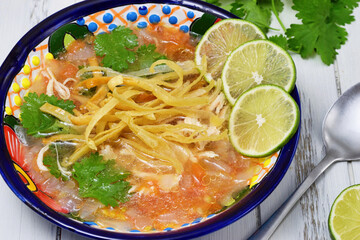 伝統的なメキシコのスープ　ソパ・デ・リマ　ライムとパクチーを添えて　Traditional Mexican soup Sopa de Lima （Mexican Lime Soup) served with lime and coriander