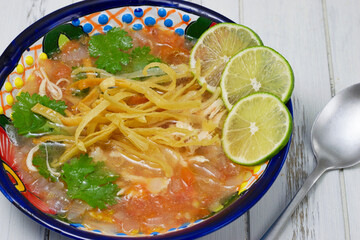 伝統的なメキシコのスープ　ソパ・デ・リマ　ライムとパクチーを添えて　コピースペースあり　Traditional Mexican soup Sopa de Lima served with lime and coriander, copy space available
