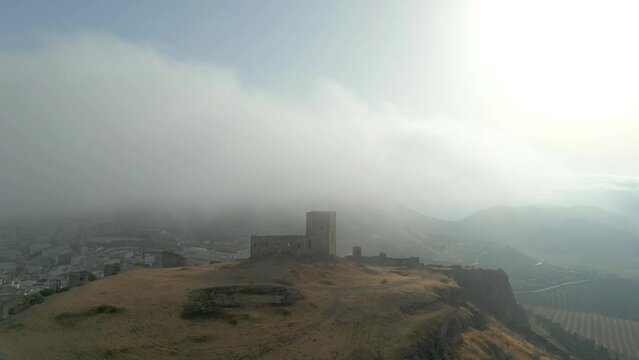 castillo de la estrella visto entre un banco de niebla, Andaluc&iacute;a