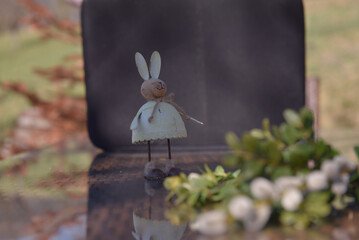 osterhasen und narzissen