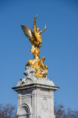 Fototapeta na wymiar Buckingham palace gold satue