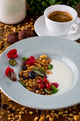 Semolina porridge with granola