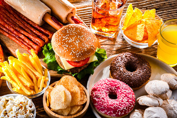 Foods enhancing the risk of cancer. Junk food