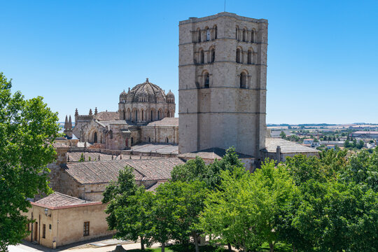 La catedral de Zamora, de estilo rom&aacute;nico, es la m&aacute;s peque&ntilde;a y la m&aacute;s antigua  de la Comunidad de Castilla y Le&oacute;n