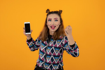 Naklejka premium Smiling girl wears creative makeup and holding phone
